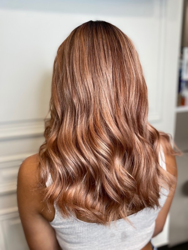 blond dorée caramel dans la chevelure vers Sollies toucas